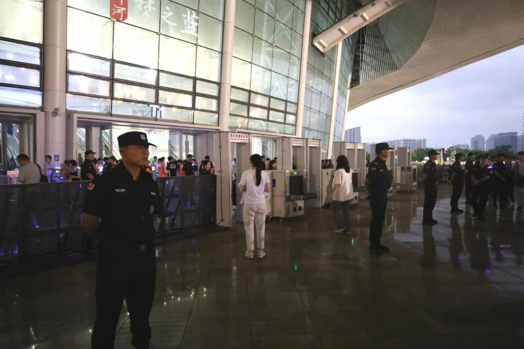C:/Users/Administrator/Desktop/“安保鐵軍、硬核保障”2024系列報(bào)道四十二——南京市保安服務(wù)有限公司成功護(hù)航張碧晨「今兒個(gè)開心」十周年巡回演唱會(huì)南京站安保任務(wù)/3.jpg3